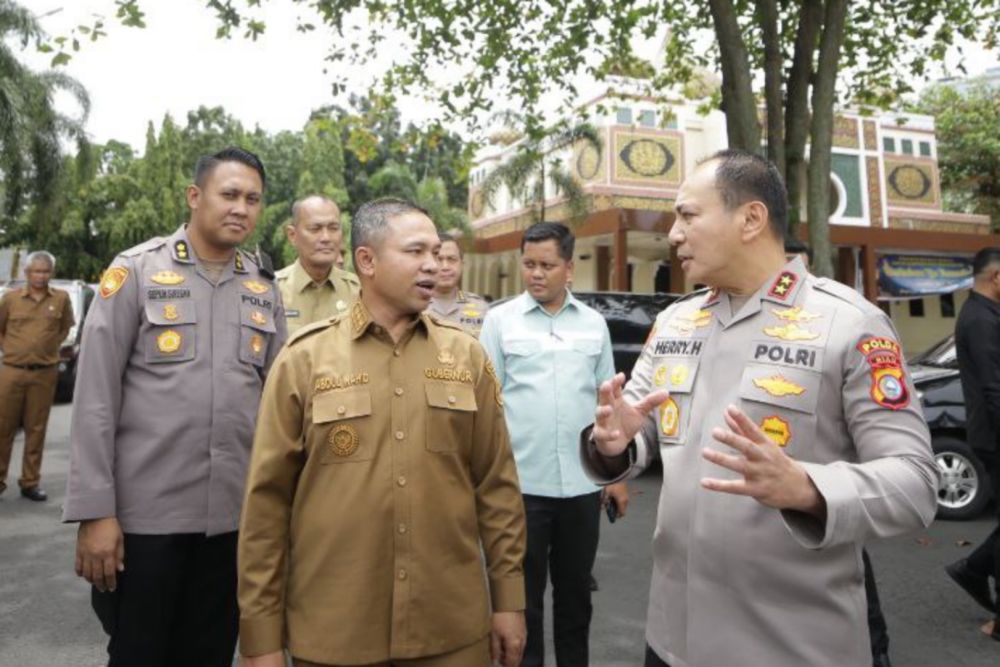 gubri-dan-kapolda-riau-bahas-defisi