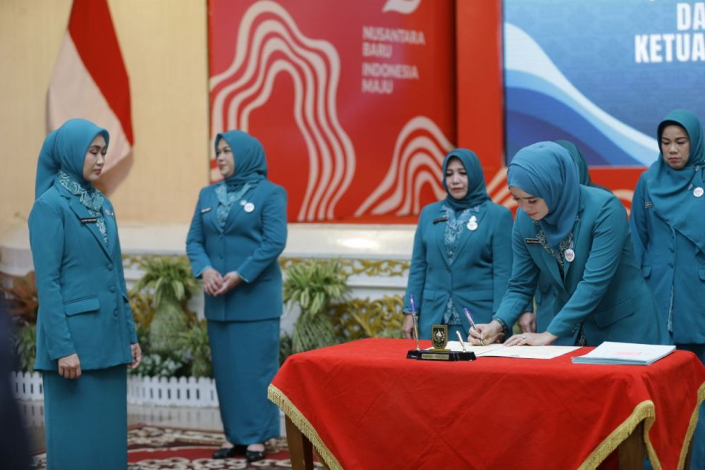 henny-sasmita-wahid-lantik-10-ketua