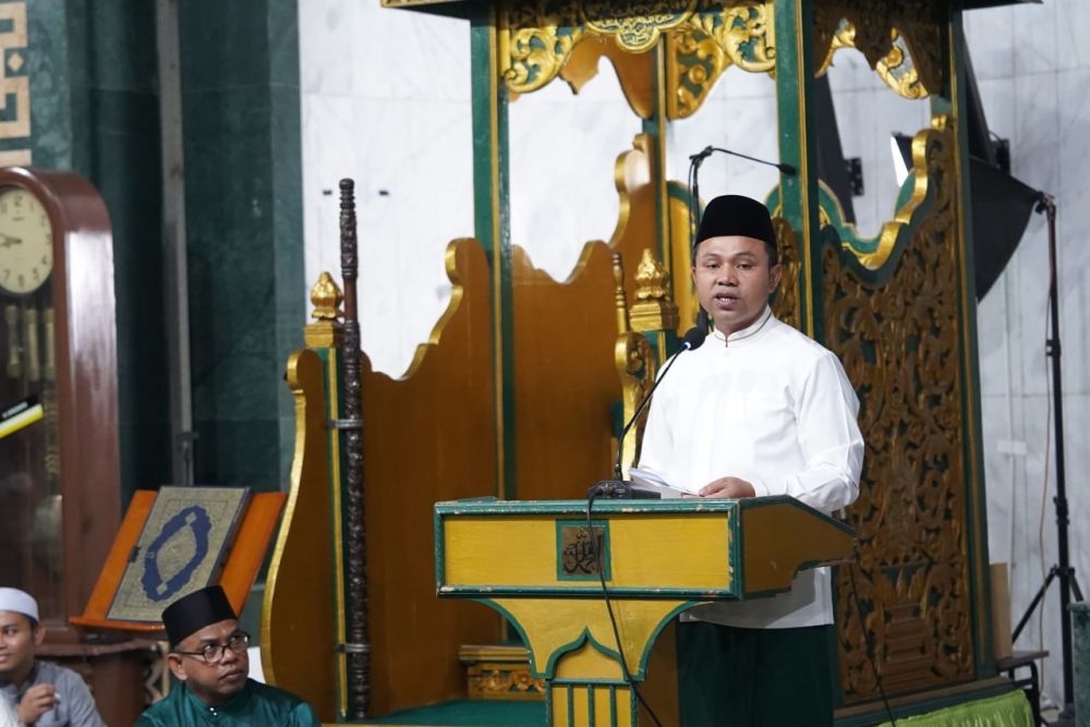 solat-tarawih-di-masjid-raya-senape