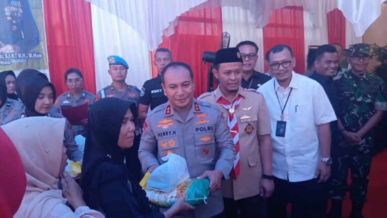 kapolda-riau-amankan-pasar-murah-1